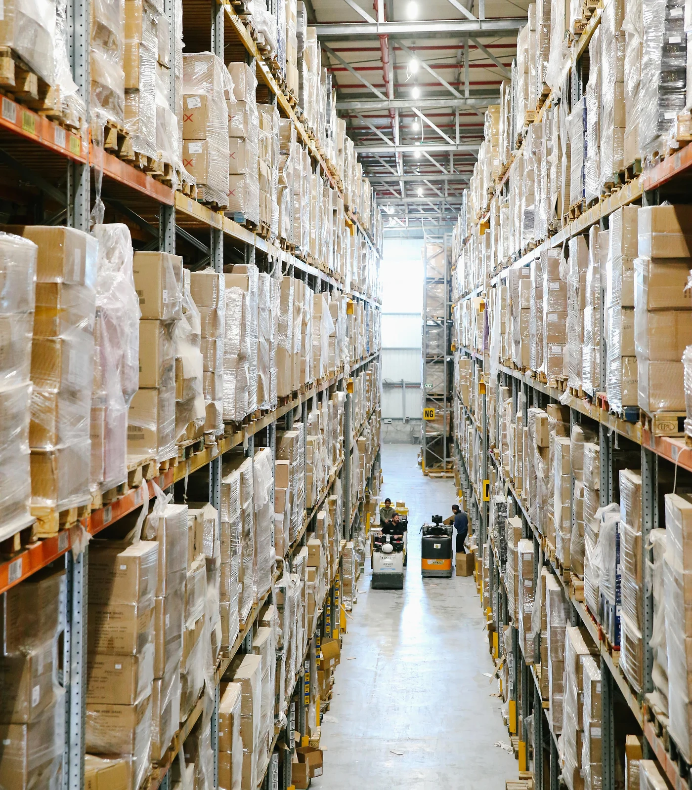 Getty Team commercial cleaning services in a warehouse and logistics facility