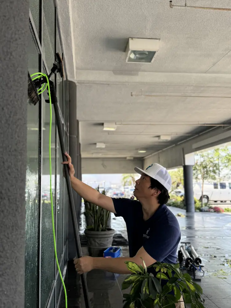 Delbert Kim performing commercial window cleaning for Getty Team